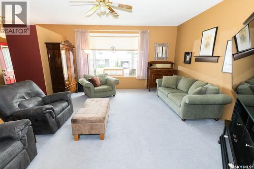 729 Saskatchewan Avenue, Kerrobert, SK - Indoor Photo Showing Living Room