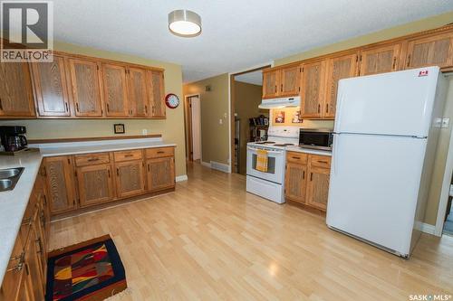 729 Saskatchewan Avenue, Kerrobert, SK - Indoor Photo Showing Kitchen With Double Sink