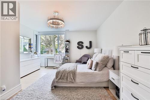 1102 Crestview Street, Oakville, ON 