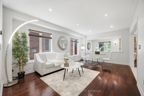 901 Knotty Pine Grove, Mississauga, ON - Indoor Photo Showing Living Room