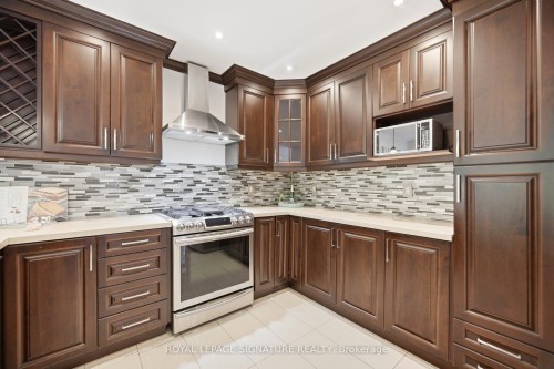 901 Knotty Pine Grove, Mississauga, ON - Indoor Photo Showing Kitchen With Upgraded Kitchen