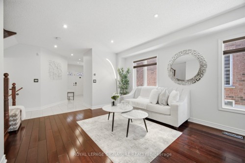 901 Knotty Pine Grove, Mississauga, ON - Indoor Photo Showing Living Room