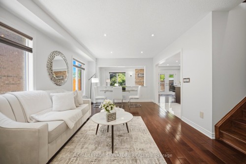 901 Knotty Pine Grove, Mississauga, ON - Indoor Photo Showing Living Room
