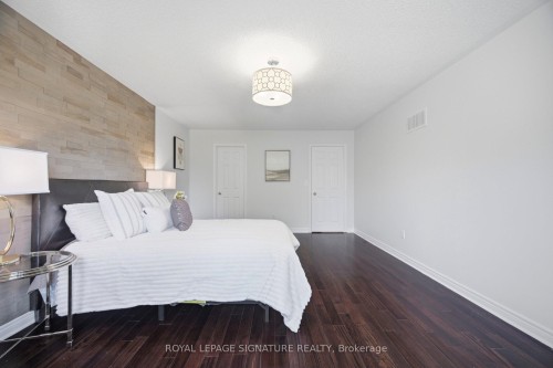901 Knotty Pine Grove, Mississauga, ON - Indoor Photo Showing Bedroom