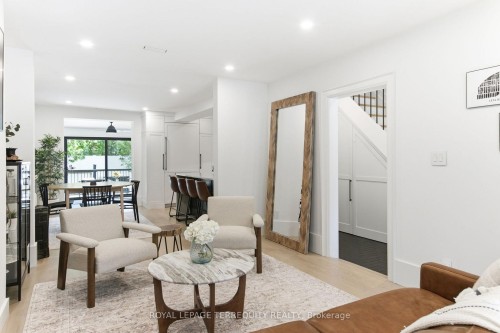 1775 Gerrard Street E, Toronto, ON - Indoor Photo Showing Living Room