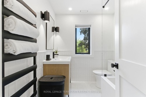 1775 Gerrard Street E, Toronto, ON - Indoor Photo Showing Bathroom