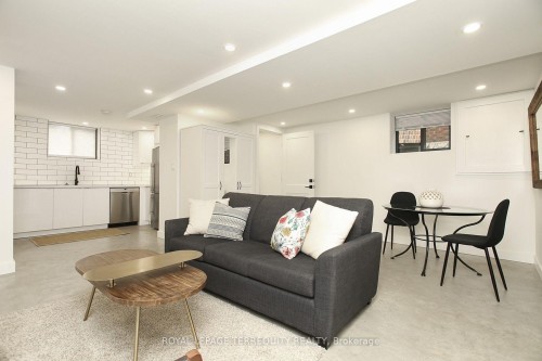 1775 Gerrard Street E, Toronto, ON - Indoor Photo Showing Living Room