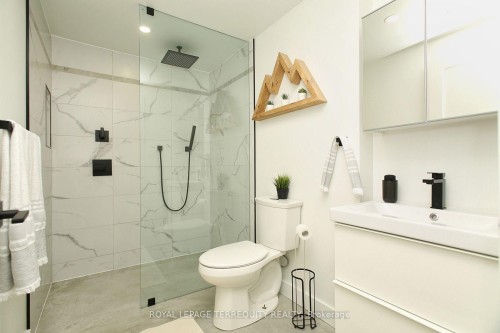 1775 Gerrard Street E, Toronto, ON - Indoor Photo Showing Bathroom