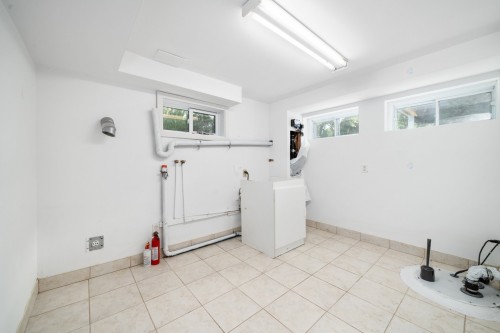Salle de lavage - 100 Rue Devon, Baie-D'Urfé, QC 