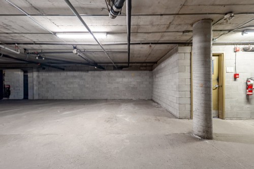Garage - 406-4545 Av. Girouard, Montréal (Côte-Des-Neiges/Notre-Dame-De-Grâce), QC - Indoor Photo Showing Garage