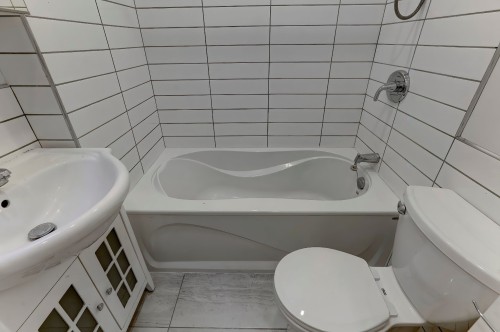 Bathroom - 2010 Av. Laurier E., Montréal (Le Plateau-Mont-Royal), QC 