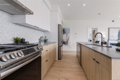 #302-1114 Samar Cres, Langford, BC - Indoor Photo Showing Kitchen With Upgraded Kitchen