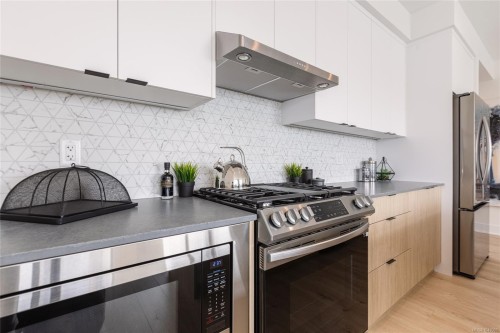 #302-1114 Samar Cres, Langford, BC - Indoor Photo Showing Kitchen With Upgraded Kitchen