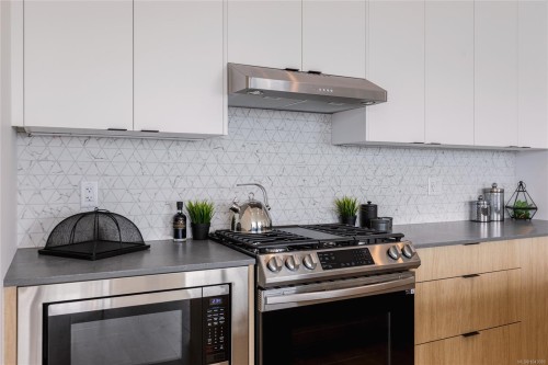 #302-1114 Samar Cres, Langford, BC - Indoor Photo Showing Kitchen With Upgraded Kitchen