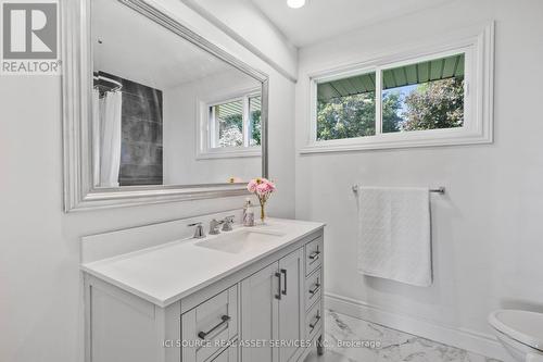 50 Oak Avenue, Hamilton, ON - Indoor Photo Showing Bathroom