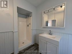 Rear Unit _ Bathroom - 