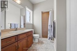Jack and Jill bathroom between 2 of the bedrooms - 