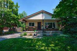 781 DICKENS AVENUE Ottawa, ON K1G 2X9
