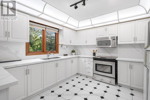5109 Elderview Court, Mississauga, ON - Indoor Photo Showing Kitchen With Double Sink