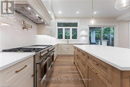 150 St Margarets Road, Hamilton, ON - Indoor Photo Showing Kitchen With Upgraded Kitchen