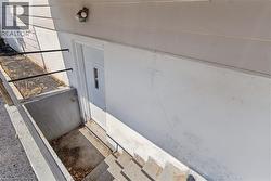 Separate entrance to basement - 