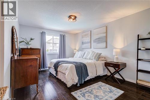 90 Davidson Boulevard, Dundas, ON - Indoor Photo Showing Bedroom