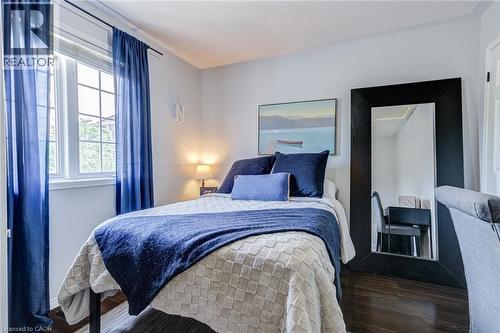90 Davidson Boulevard, Dundas, ON - Indoor Photo Showing Bedroom