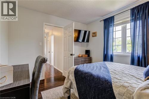 90 Davidson Boulevard, Dundas, ON - Indoor Photo Showing Bedroom