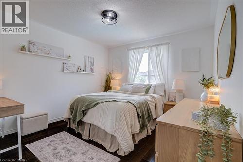 90 Davidson Boulevard, Dundas, ON - Indoor Photo Showing Bedroom
