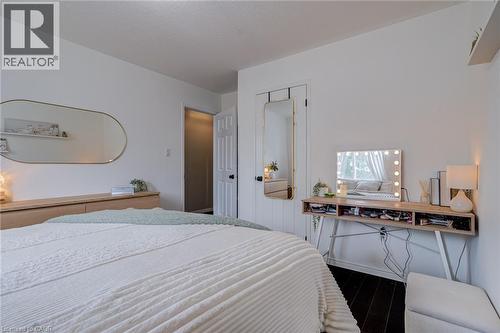 90 Davidson Boulevard, Dundas, ON - Indoor Photo Showing Bedroom