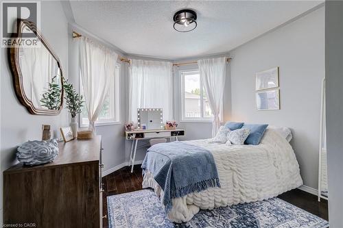 90 Davidson Boulevard, Dundas, ON - Indoor Photo Showing Bedroom