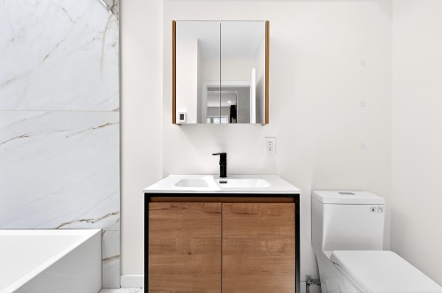 Bathroom - 7897 Rue Bonnier, Montréal (Lasalle), QC 