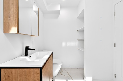 Bathroom - 7897 Rue Bonnier, Montréal (Lasalle), QC 
