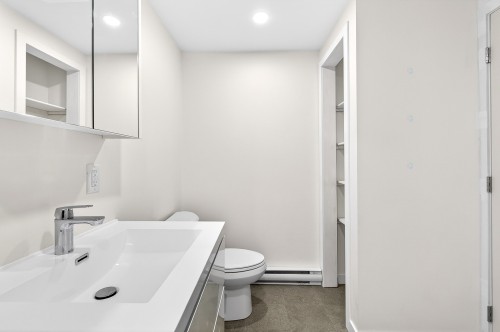 Bathroom - 7895 Rue Bonnier, Montréal (Lasalle), QC - Indoor Photo Showing Bathroom