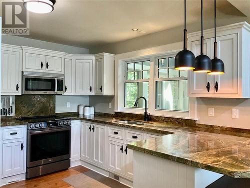 610 Park, Worthington, ON - Indoor Photo Showing Kitchen