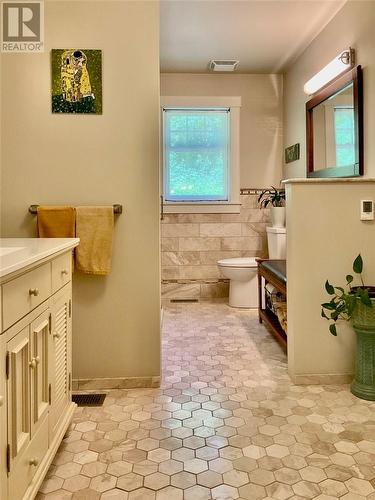 610 Park, Worthington, ON - Indoor Photo Showing Bathroom