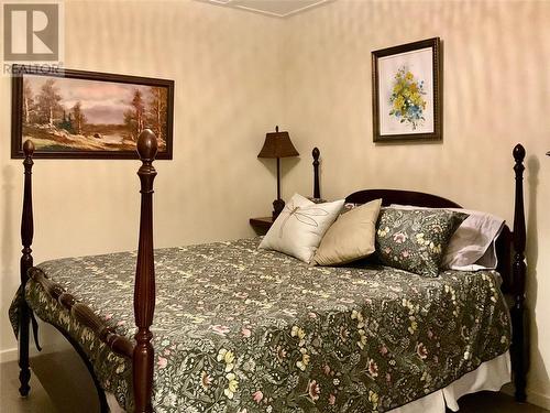 610 Park, Worthington, ON - Indoor Photo Showing Bedroom