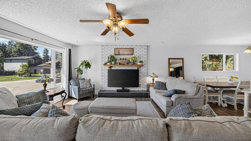 1386 Cypress Drive, Sparwood, BC - Indoor Photo Showing Living Room
