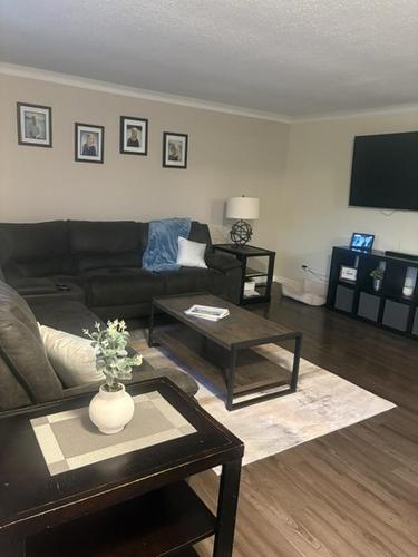 3241 Willard Avenue, Thunder Bay, ON - Indoor Photo Showing Living Room