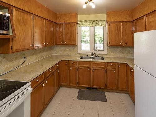 40 Lawrence Ave, Thunder Bay, ON - Indoor Photo Showing Kitchen With Double Sink