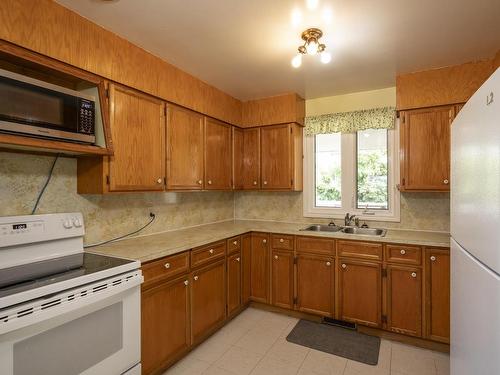 40 Lawrence Ave, Thunder Bay, ON - Indoor Photo Showing Kitchen With Double Sink