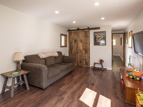 20 Union School Road S, Neebing, ON - Indoor Photo Showing Living Room