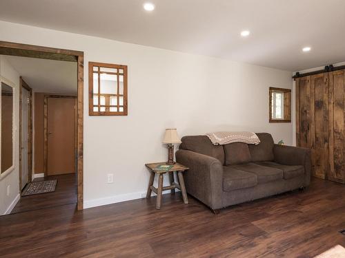 20 Union School Road S, Neebing, ON - Indoor Photo Showing Living Room