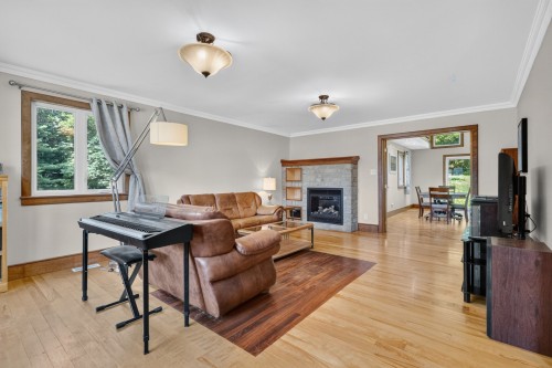 Salon - 128 Route 138A, Godmanchester, QC 