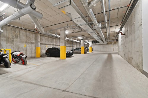 Garage - 311-2121 Av. Papineau, Montréal (Ville-Marie), QC - Indoor Photo Showing Garage