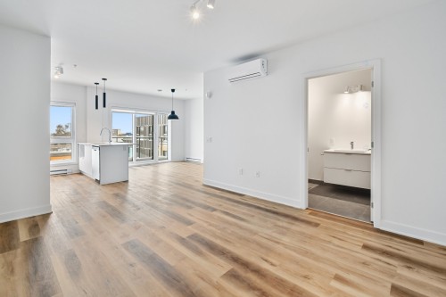 Salon - 311-2121 Av. Papineau, Montréal (Ville-Marie), QC - Indoor