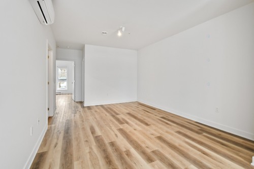 Salon - 311-2121 Av. Papineau, Montréal (Ville-Marie), QC - Indoor Photo Showing Other Room