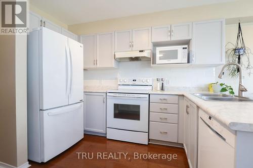 186 Daventry Crescent, Ottawa, ON - Indoor Photo Showing Kitchen With Double Sink