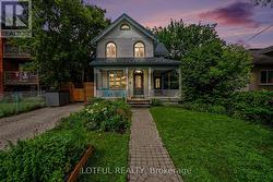 518 HILSON AVENUE  Ottawa, ON K1Z 6C8