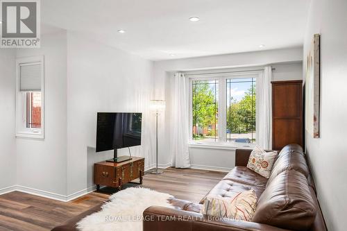 212 Provender Avenue, Ottawa, ON - Indoor Photo Showing Living Room